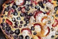 Berry Dutch Baby Pancake: Fluffy Skillet Dessert with Fresh Berries