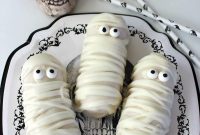 Halloween Twinkie Mummies: Simple Spooky Dessert Recipe