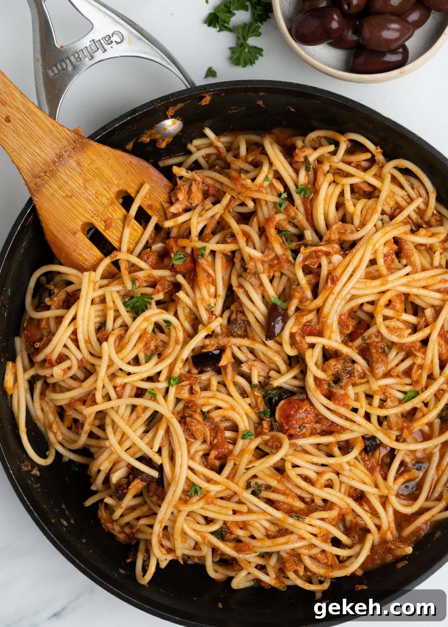 Quick Canned Tuna Pasta Recipe for Weeknight Dinners 3 Spaghetti mixed with tomato tuna sauce and seasoned to perfection.