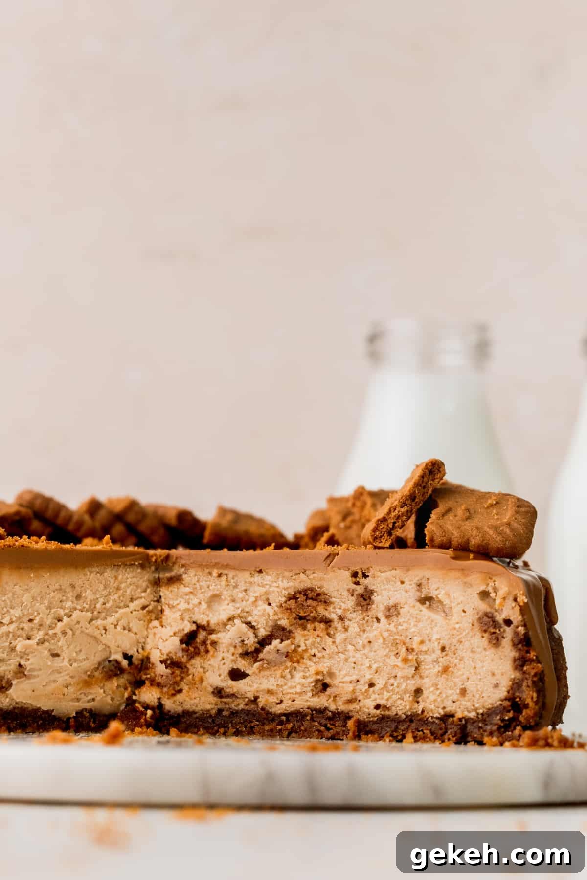 Side view of the cheesecake.