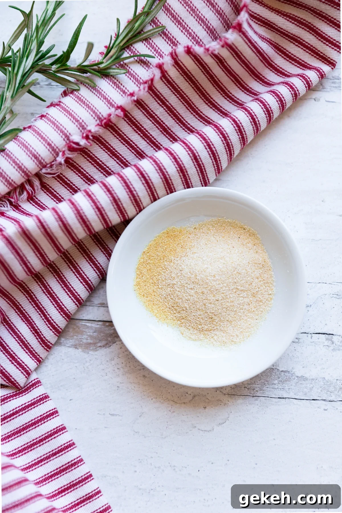 Bowl containing garlic and onion powder.
