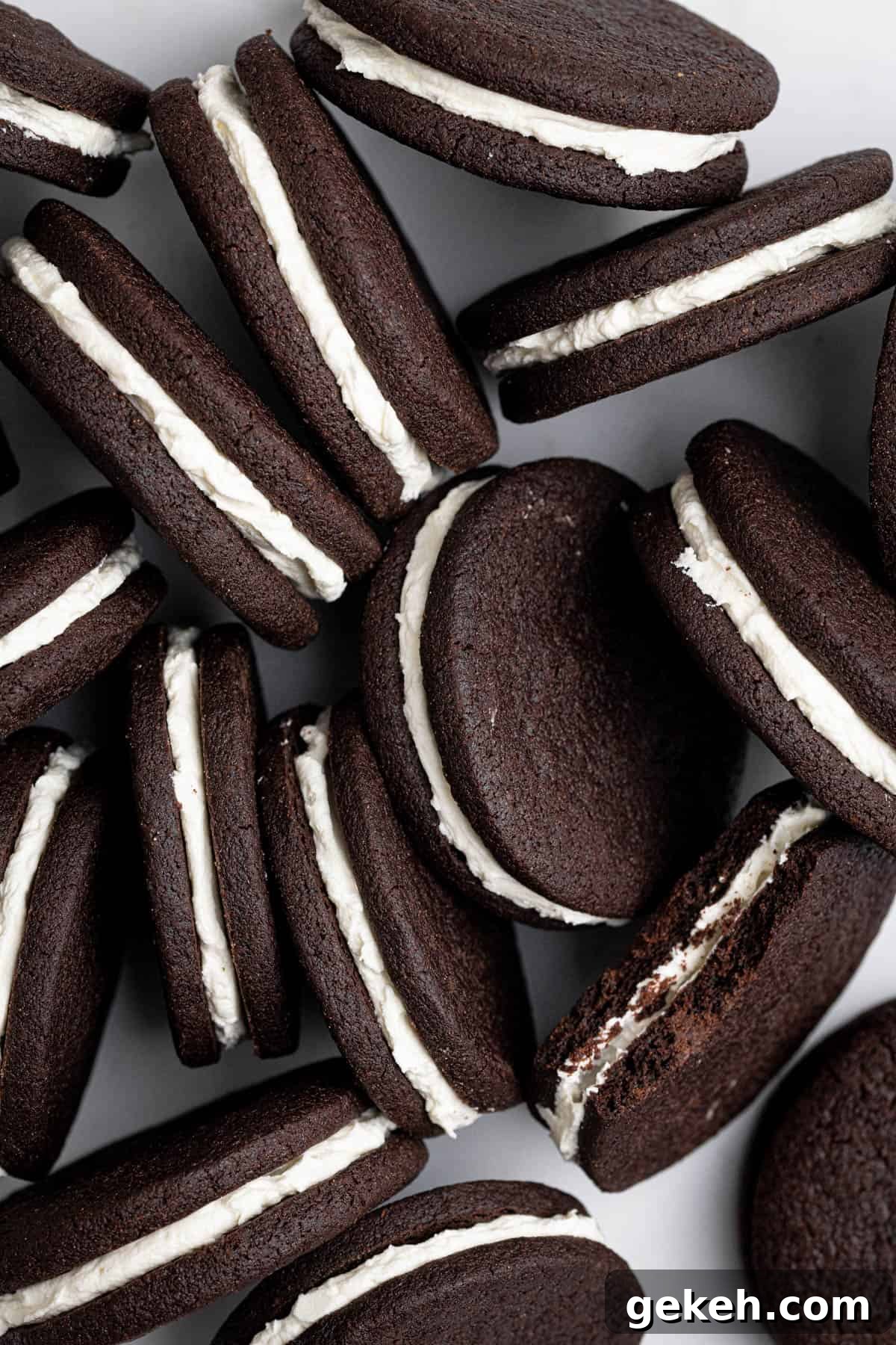Vegan Mint Chocolate Sandwich Cookies Recipe 4 Mint chocolate sandwich cookies turned on their sides.
