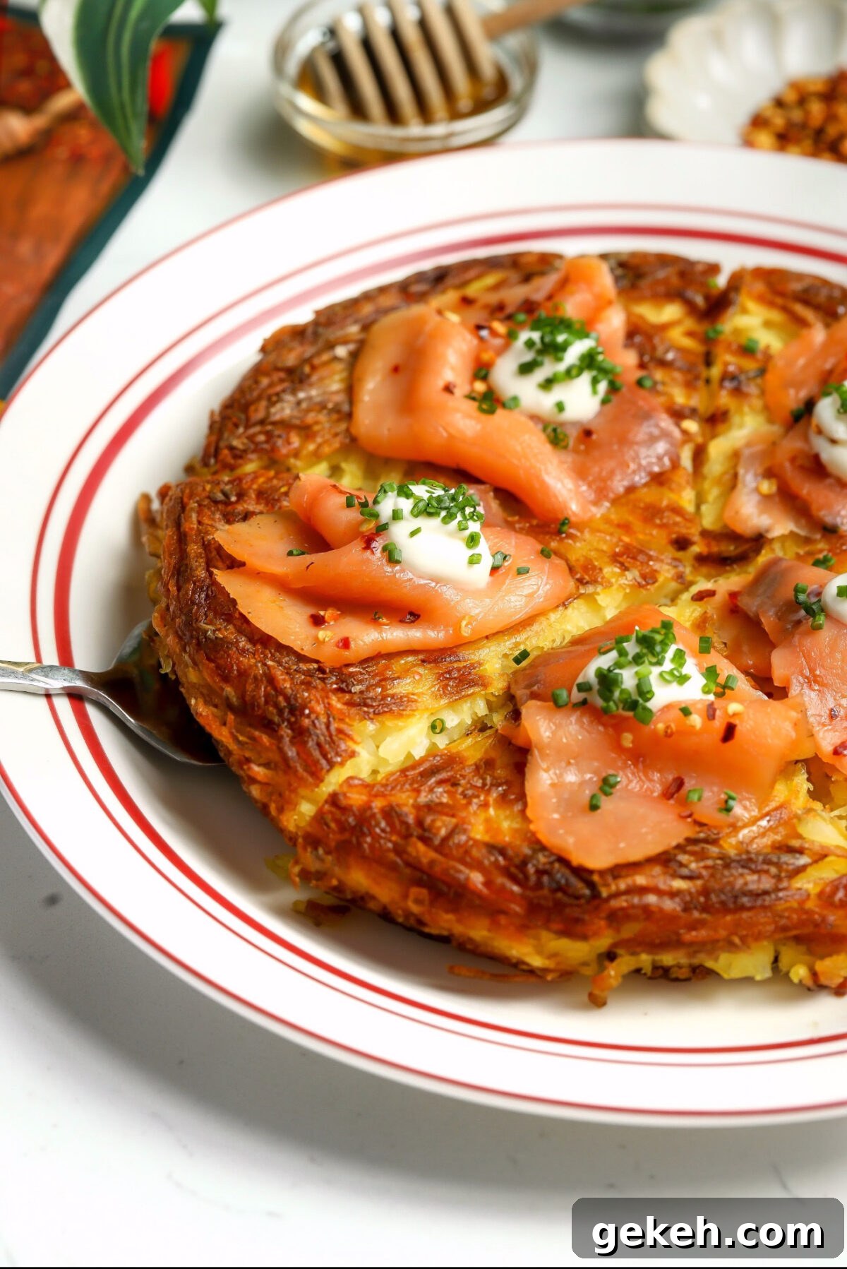 Smoked Salmon and Honey Rösti Recipe for Brunch 2 A appetizer recipe for a rosti with smoked salmon, creme friache and chives on top.