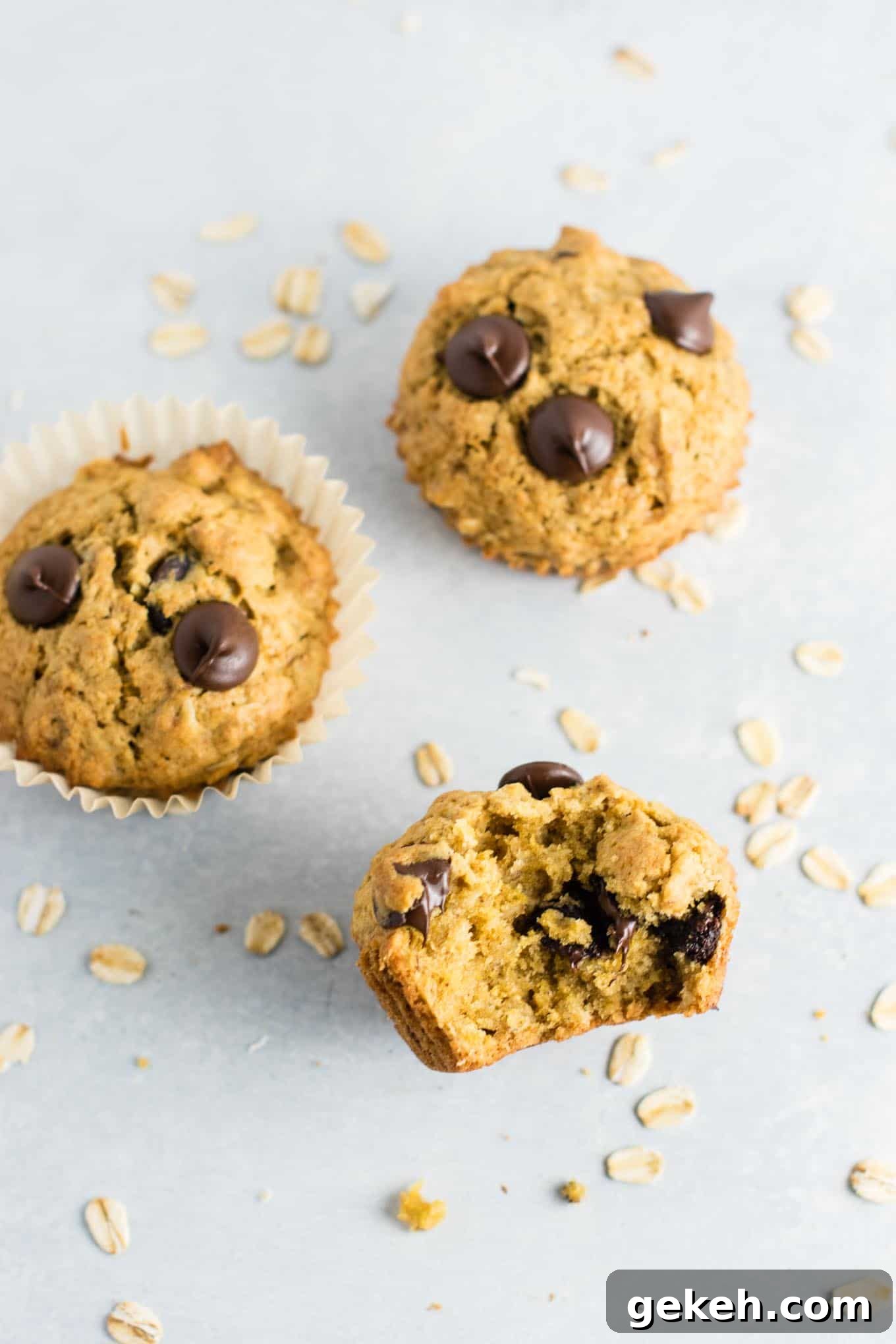 Oatmeal chocolate chip cookie muffins - breakfast that tastes like dessert! #chocolatechipmuffins #healthy #breakfast #wholewheat #oatmealchocolatechip
