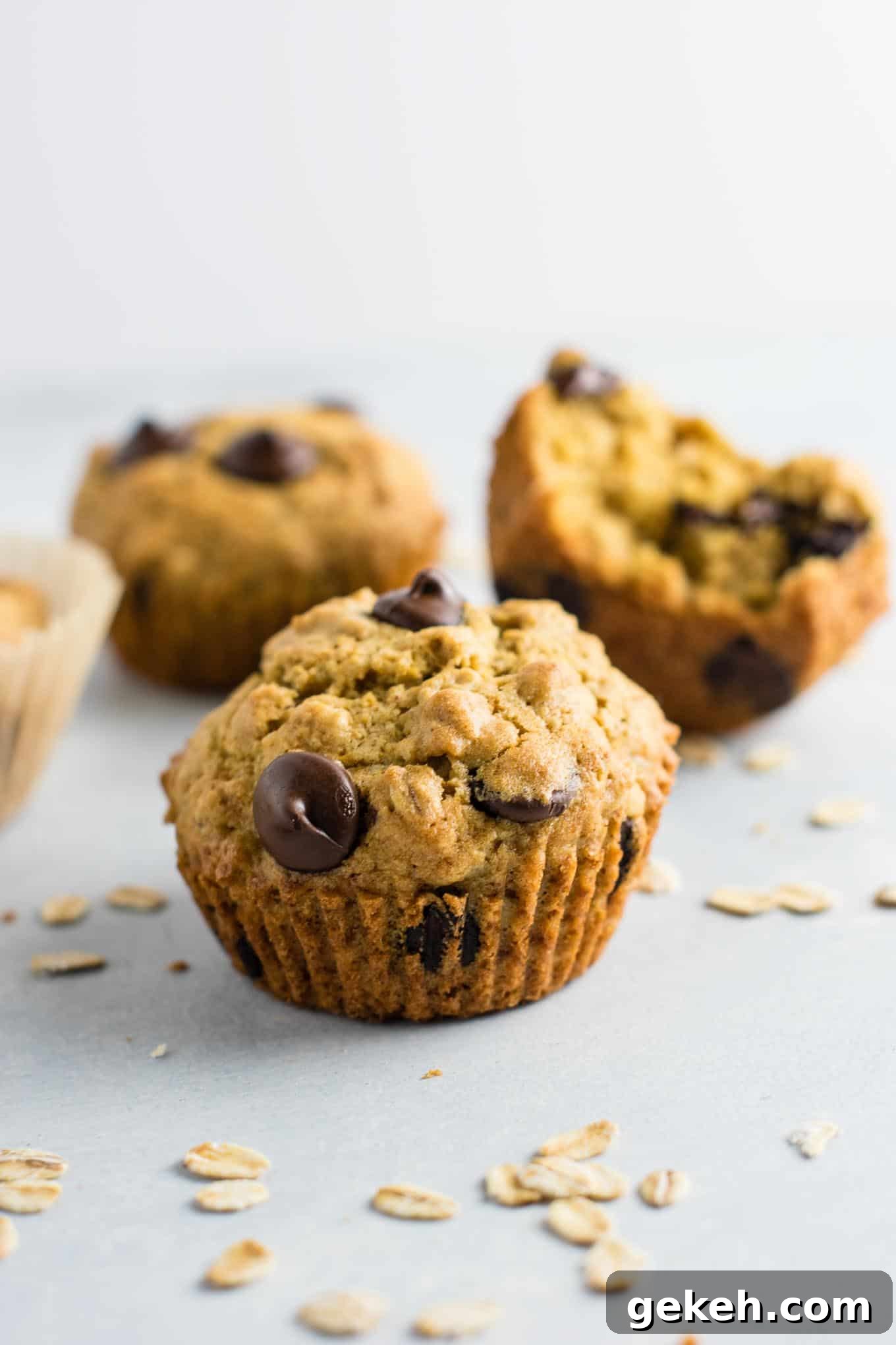 Oatmeal chocolate chip cookie muffins - breakfast that tastes like dessert! #chocolatechipmuffins #healthy #breakfast #wholewheat #oatmealchocolatechip