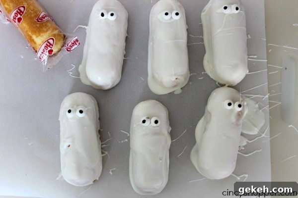 Halloween Twinkie Mummies: Simple Spooky Dessert Recipe 5 Halloween Twinkie Mummies - Super fun and easy Halloween party or treat idea.