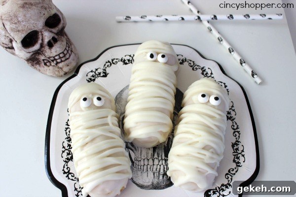 Halloween Twinkie Mummies: Simple Spooky Dessert Recipe 6 Halloween Twinkie Mummies - Super fun and easy Halloween party or treat idea.