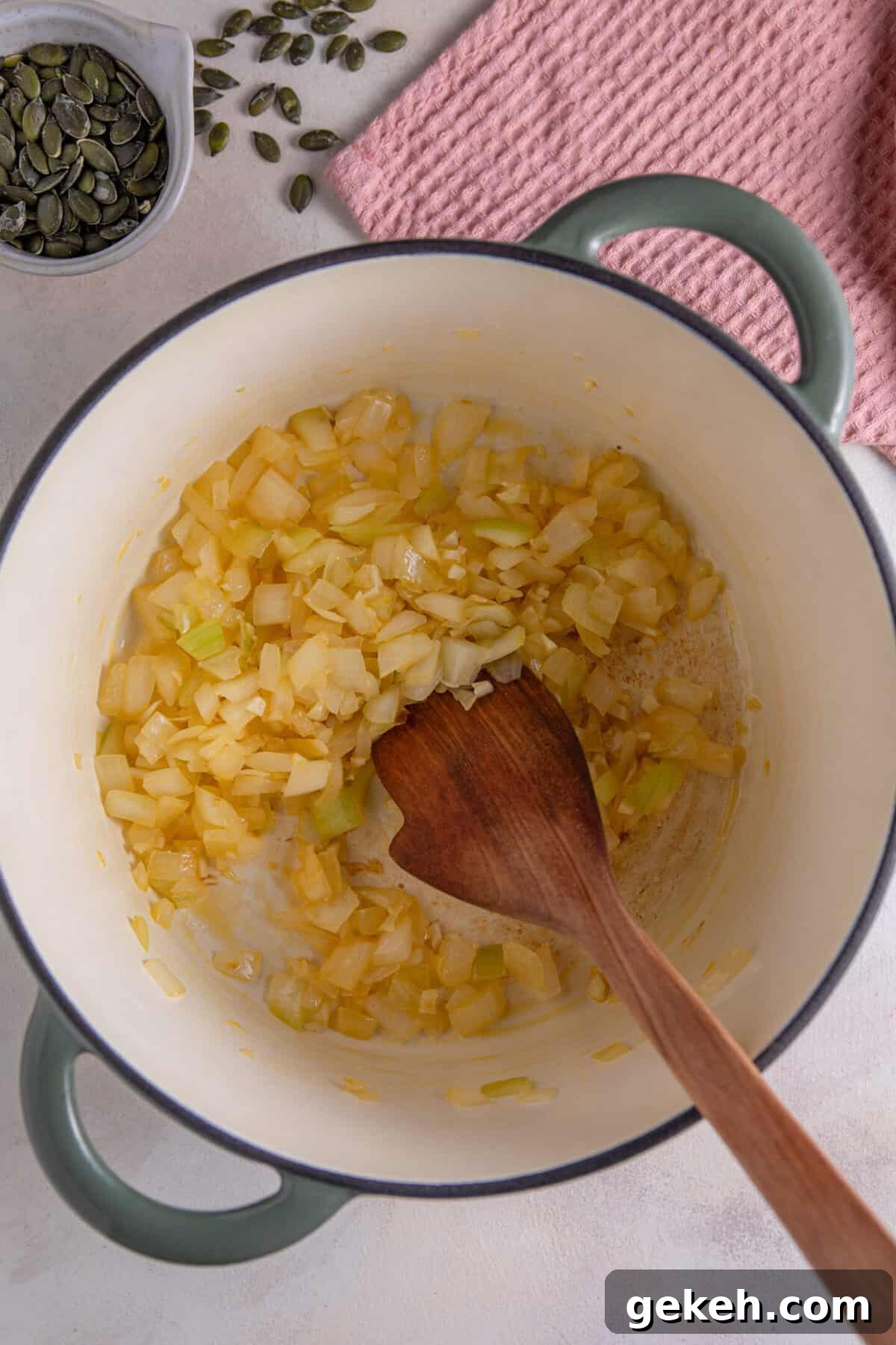 Fry the garlic and onions in the remaining chilli oil.