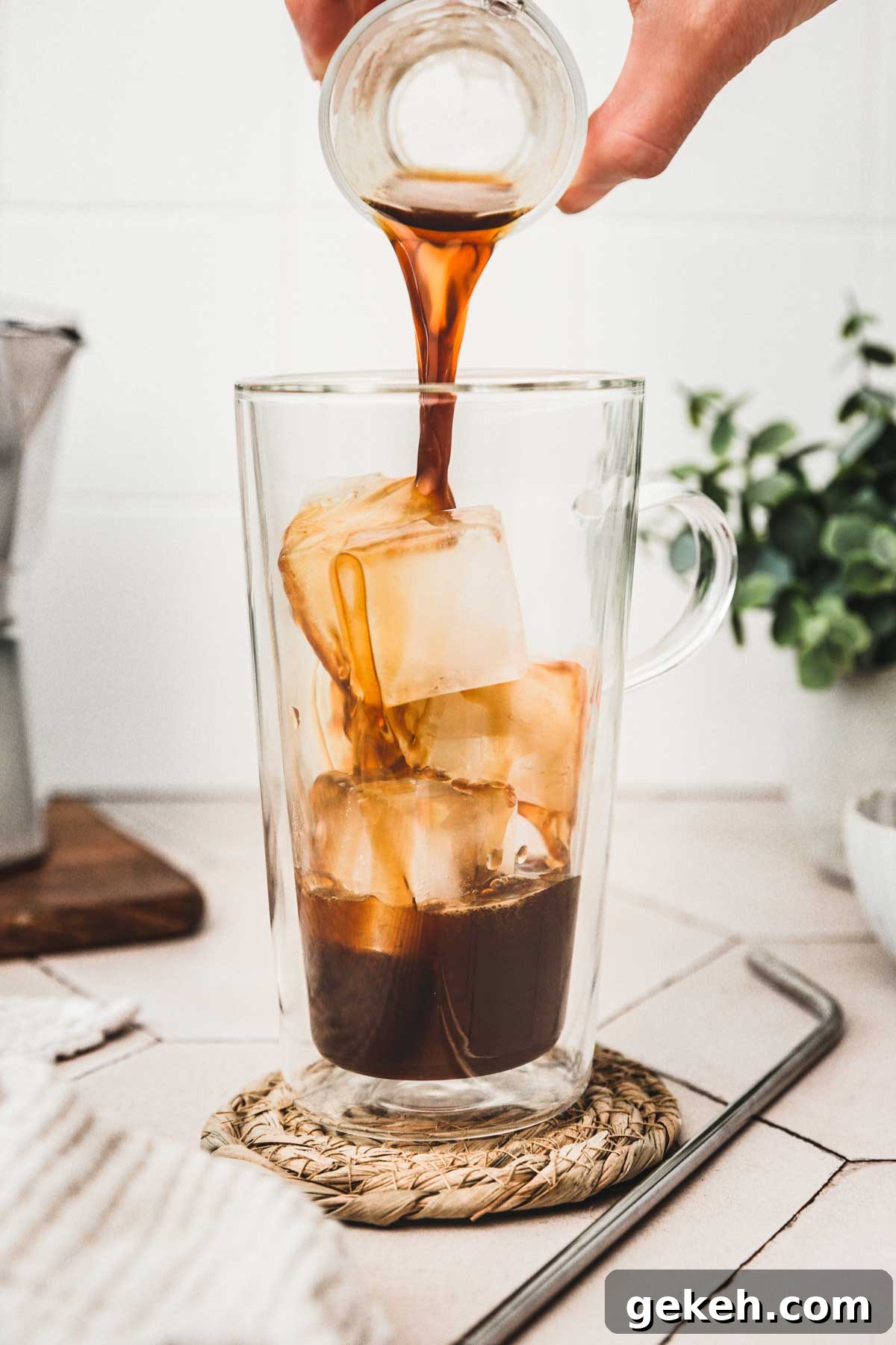 Iced Mocha Latte Recipe: Creamy Chocolate-Coffee Cold Brew 4 glass with ice cubes and coffee
