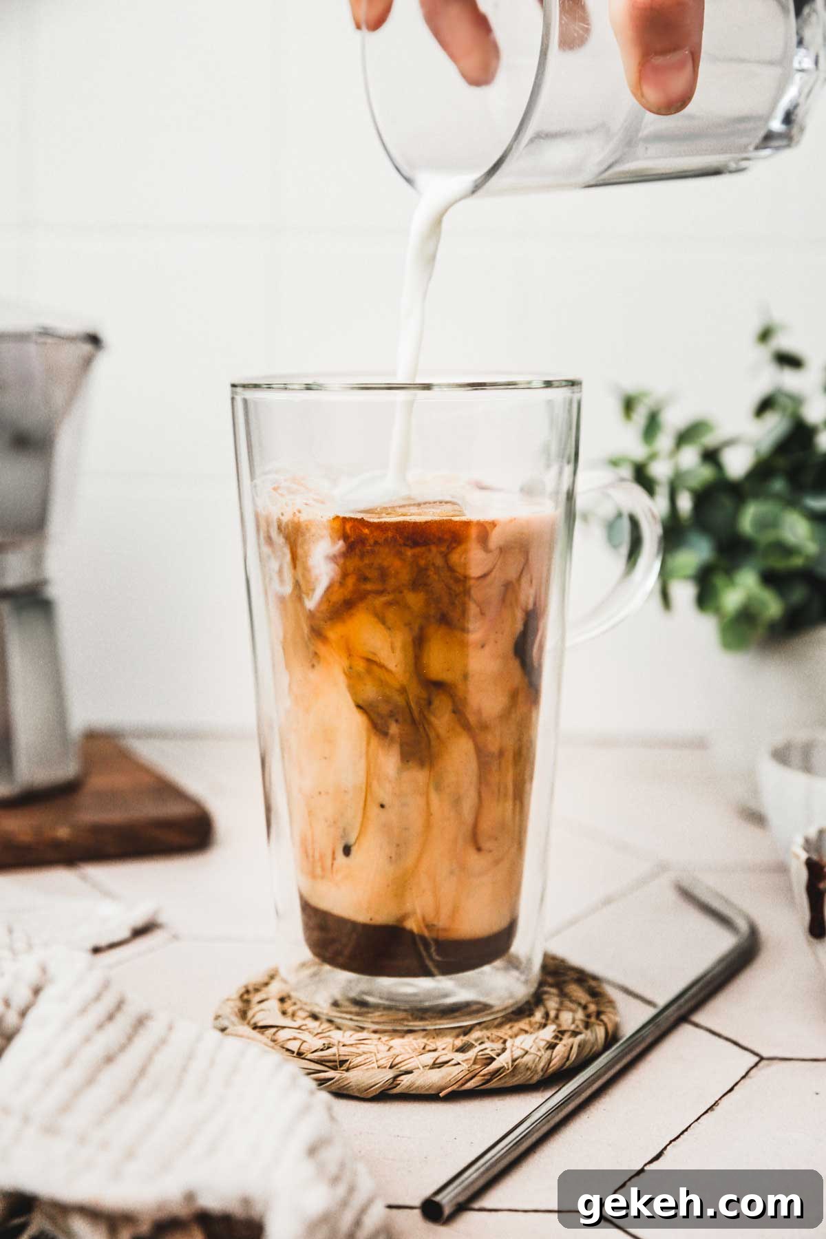 Iced Mocha Latte Recipe: Creamy Chocolate-Coffee Cold Brew 6 glass with mocha coffee with milk