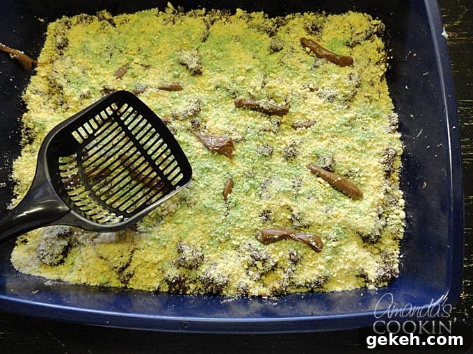 An overhead photo of a kitty litter cake.