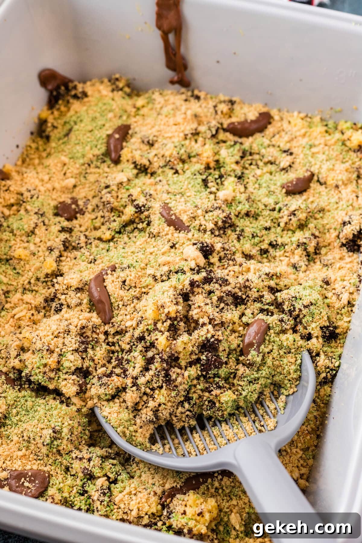 Close up photo of a litter scoop in a Kitty Litter Cake
