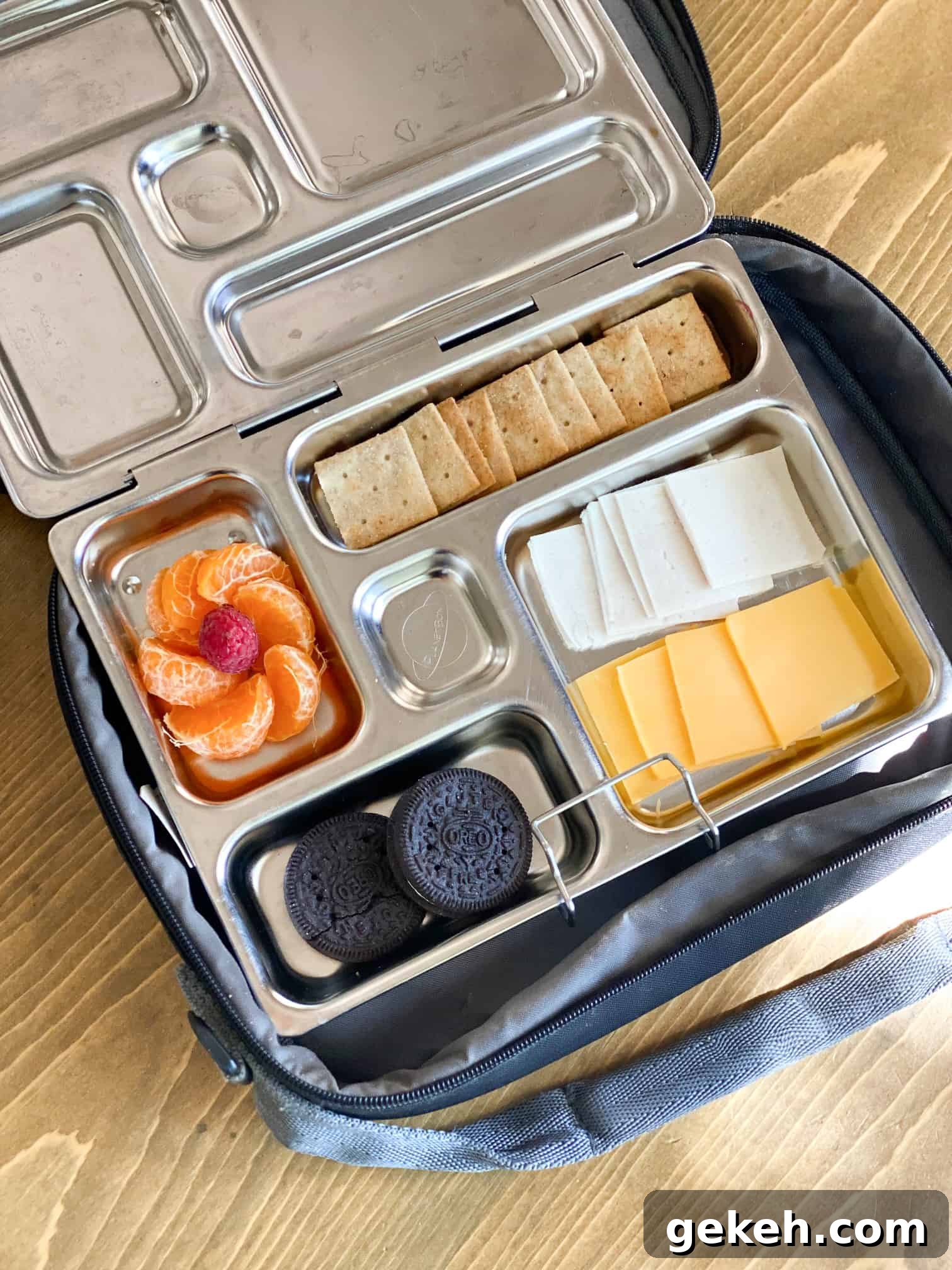 This rainy day bento box lunch is so cute and super easy to make! Make your little one smile with this easy bento box lunch. www.glutenfreefrenzy.com