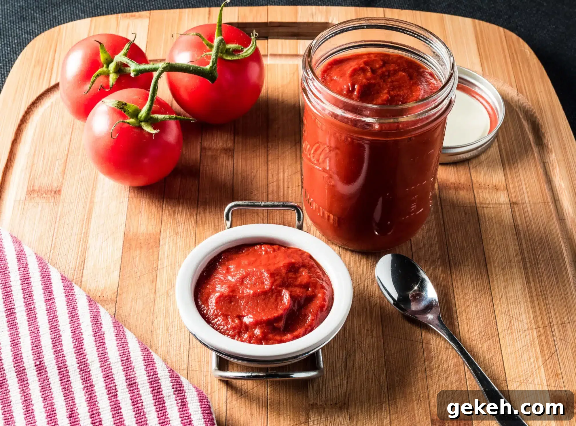 Homemade Sugar-Free Ketchup Recipe: Low-Carb Tomato Condiment 6 Ingredients closeup